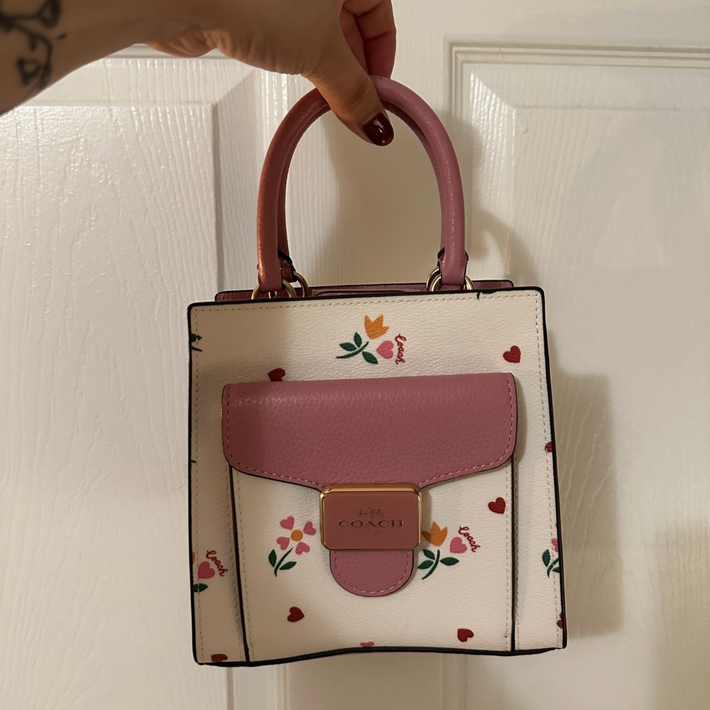NWT COACH MINI PEPPER CROSSBODY - HEART PETAL PRINT (WITH COIN PURSE)